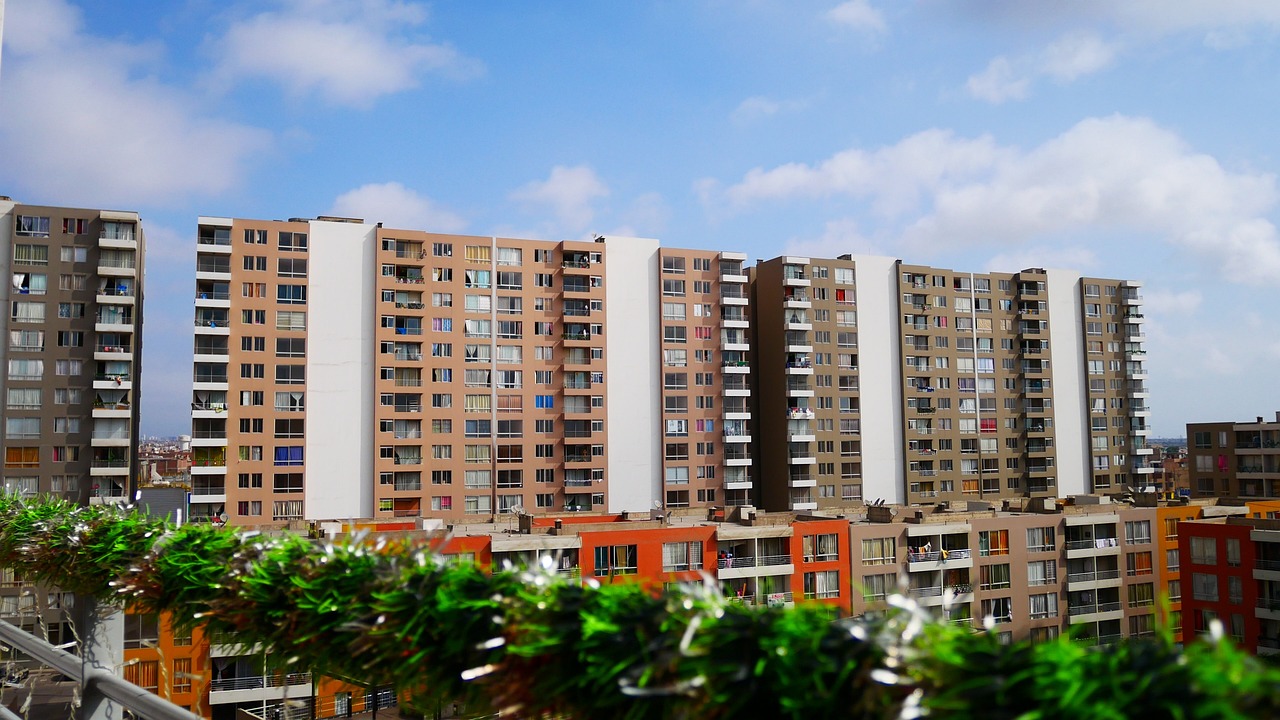Edificios Fuente: https://pixabay.com/es/photos/departamentos-cielo-comunidad-azul-3964977/