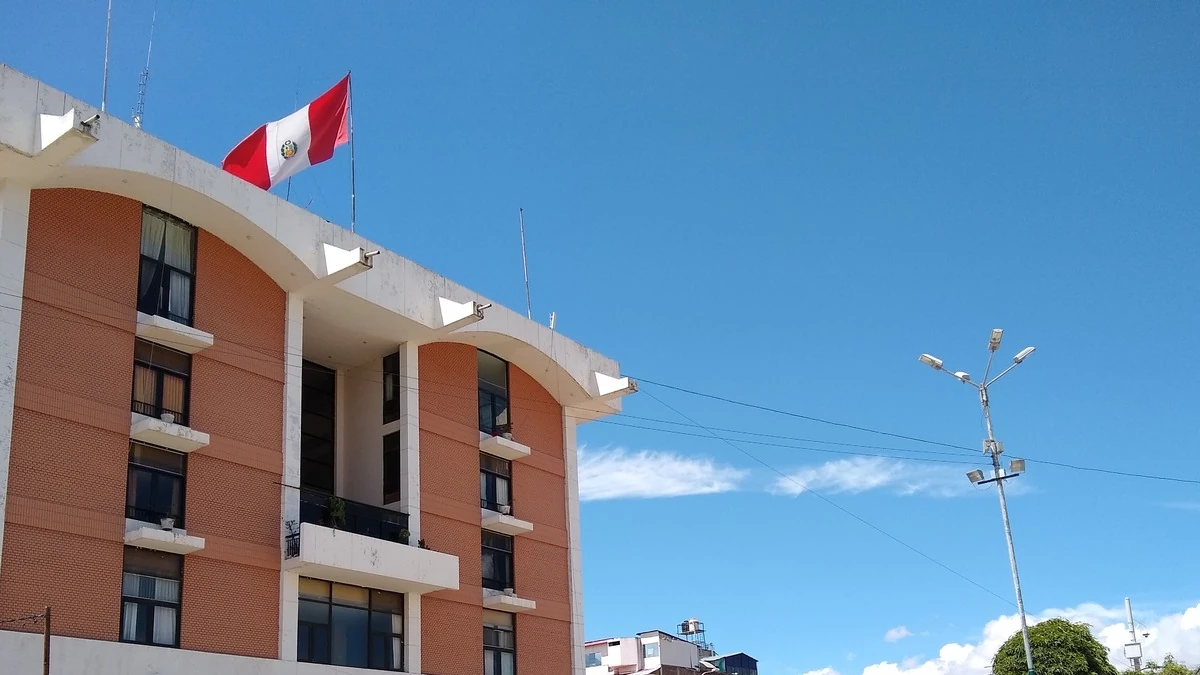Fachada de una municipalidad provincial peruana con la bandera del Perú, sede donde se firma el acta de transferencia de gestión