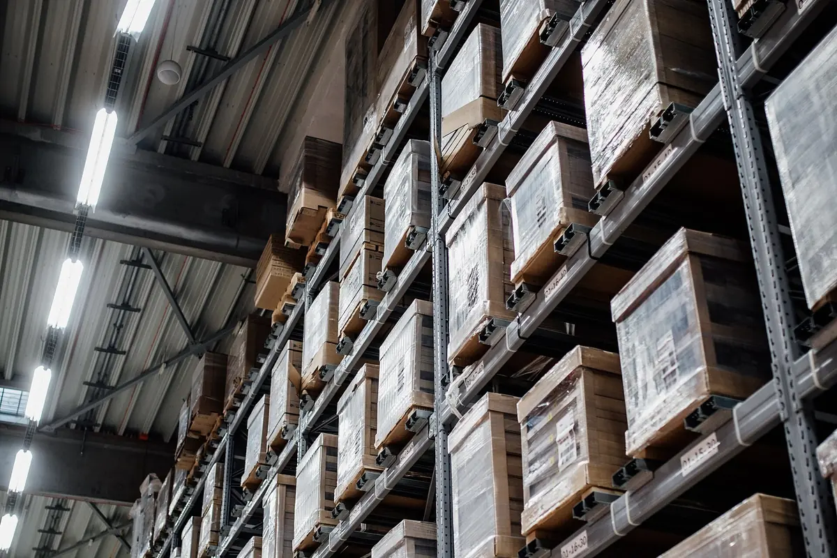 Interior de un almacén con estanterías metálicas y cajas de suministros