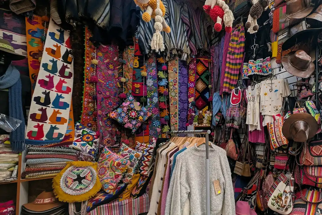 Interior de un puesto de venta en un mercado peruano