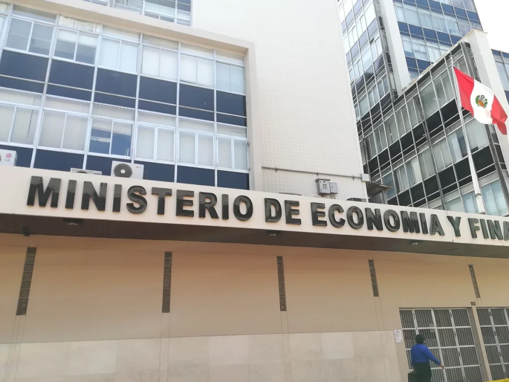 Fachada de la sede central del Ministerio de Economía y Finanzas en Lima, Perú, con bandera nacional