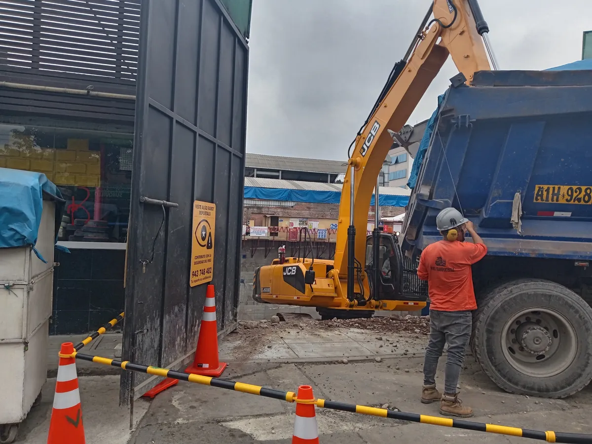 Obra en construcción en el Perú: edificación con estructura de concreto y maquinaria, escena de cierre y liquidación de contrato de obra