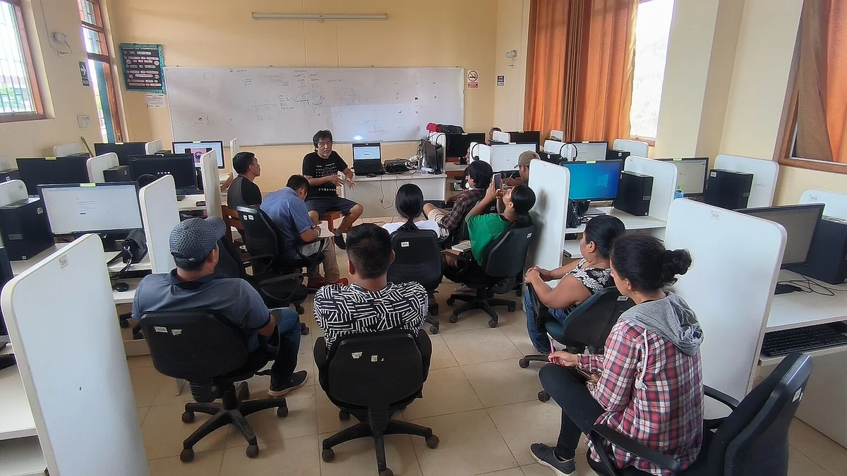 Docentes y estudiantes durante una clase en un instituto superior pedagógico público del Perú