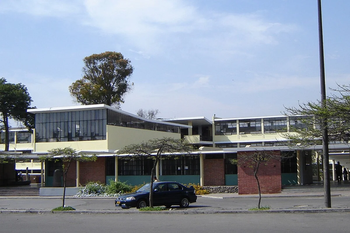 Fachada de una facultad universitaria pública en Lima